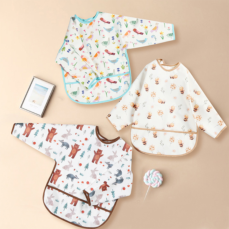 Babero de manga impermeable con estampado de abejas
