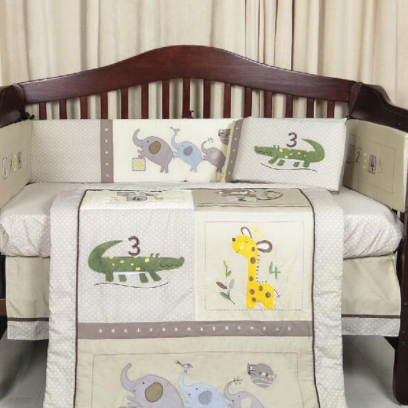 Juego de cama tipo cuna con temática de dibujos animados en color beige, color neutro para bebé