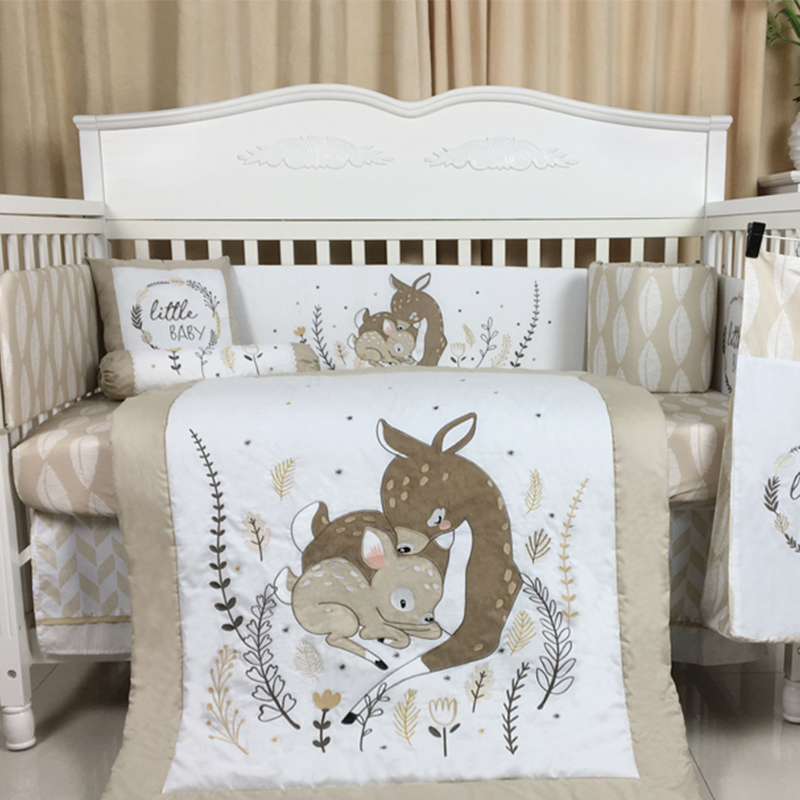 Juego de cama tipo cuna con estampado de bosque beige estilo guardería natural